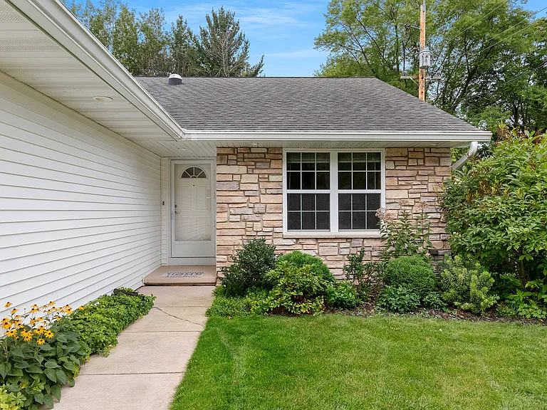 945 Harwood Ave — Photo 4