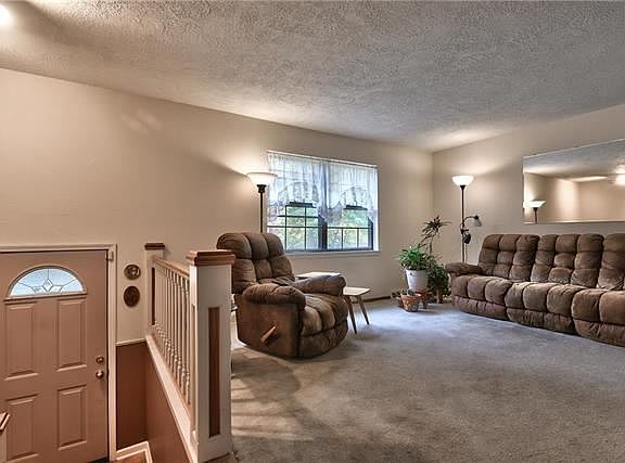 3rd image of 417 NE Summit Dr