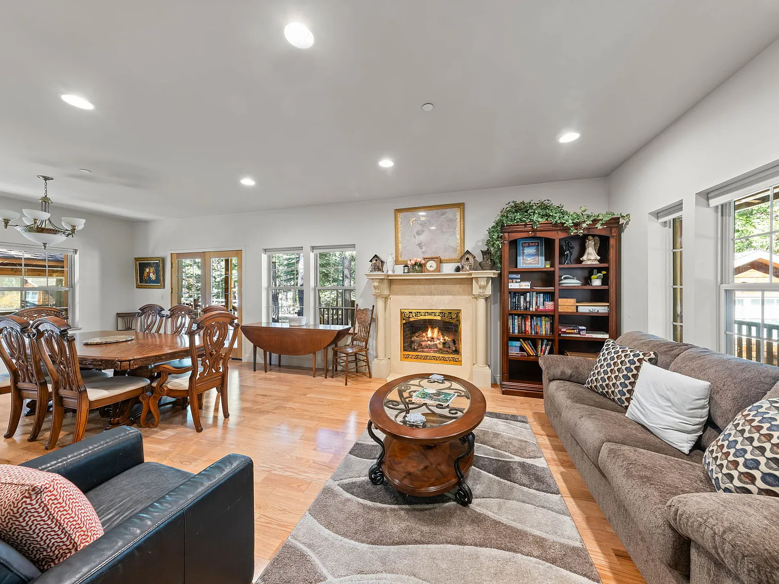 4 bed, 3027 sqft, $7,600 — Photo 2