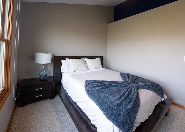 Queen Bedroom (Upper level)