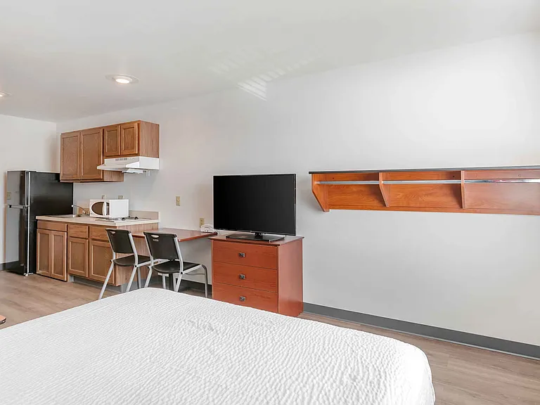 Deluxe Studio - 1 Full Bed