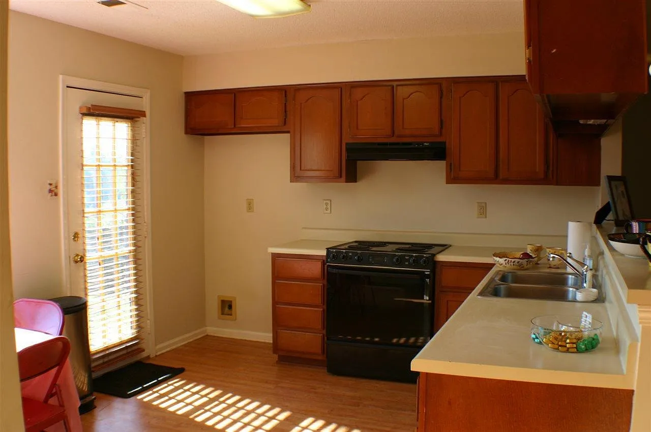 3 bed, 2.0 bath, 1181 sqft, $1,600 — Photo 4