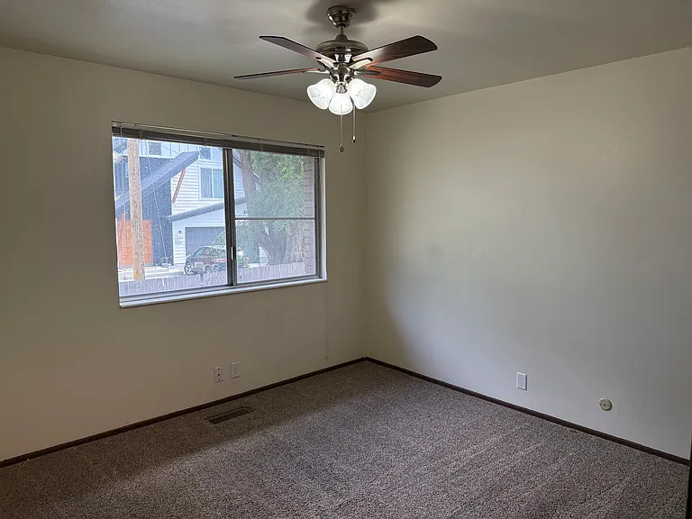 516 E Leona Ln — Photo 8