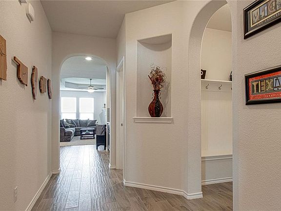 4th image of 1408 Canary Ln
