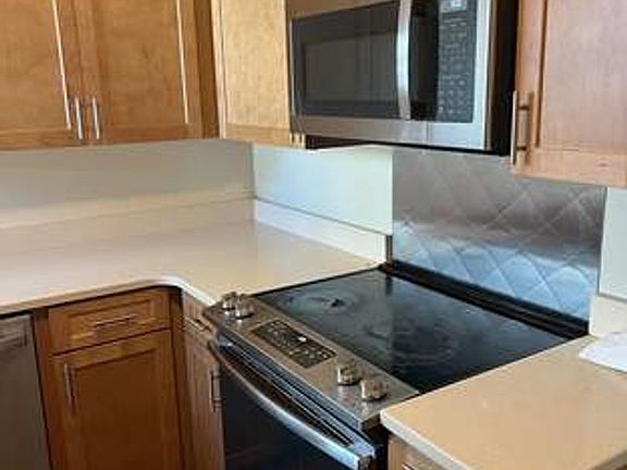 2nd image of 498 Hawthorn Ave #1