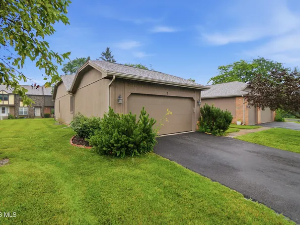 7 Meadowpond Dr, Perrysburg, OH 43551