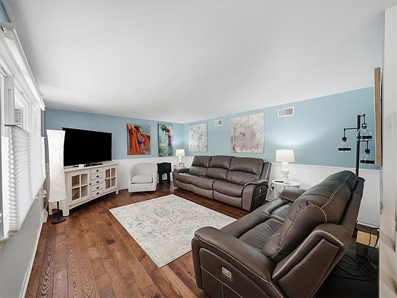 4th image of 1219 Pleasant St