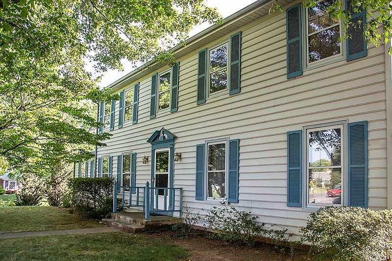 1st image of 1902 Queensmill Dr