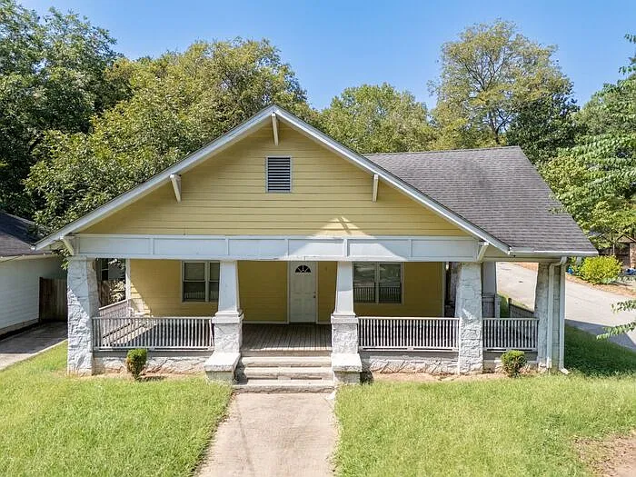 4 bed, 2.5 bath, 2707 sqft, $2,149 — Photo 2