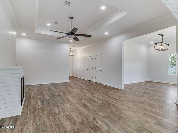 4th image of 1017 Bear Creek Cir