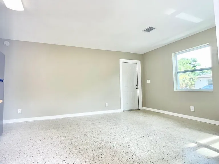 1023 N Tamarind Ave — Photo 5