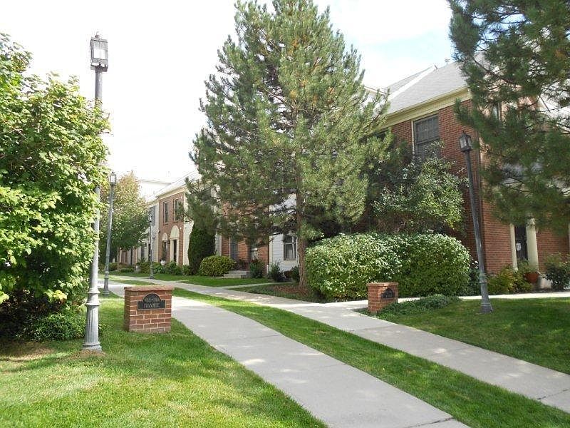 Camberly-By- the- Park -entrance off Ivanhoe looking East. 9