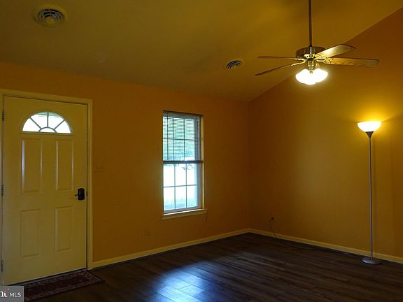 3rd image of 864 Queens Ct