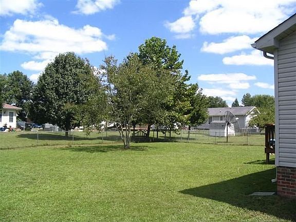 4th image of 729 Noble Dr