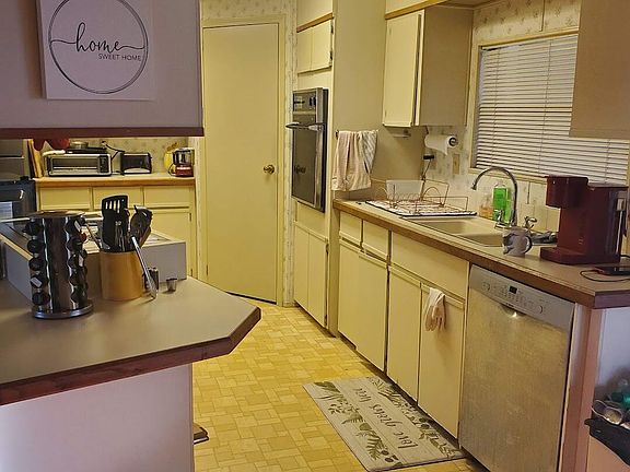5th image of 601 Papaya Cir