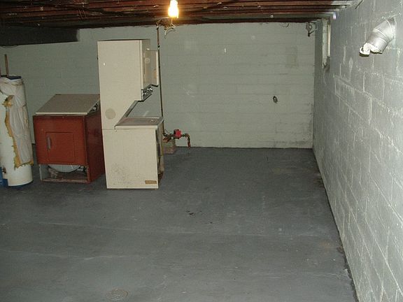 4th image of 1089 Suburban Ave