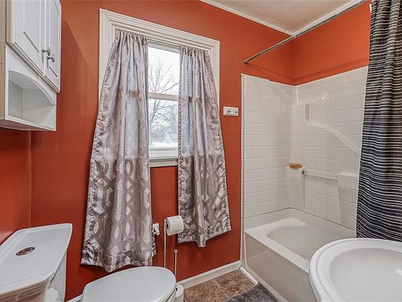 4th image of 1104 E Elm St