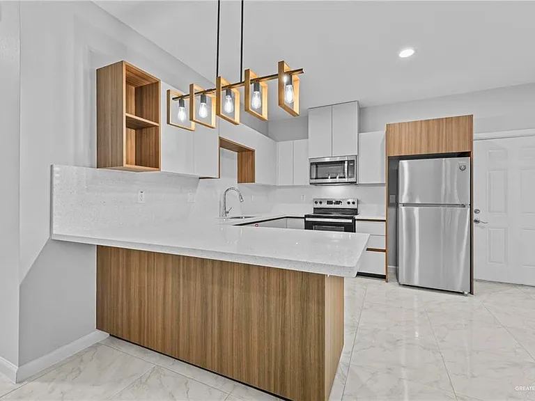 901 W 8th St #3 — Photo 5