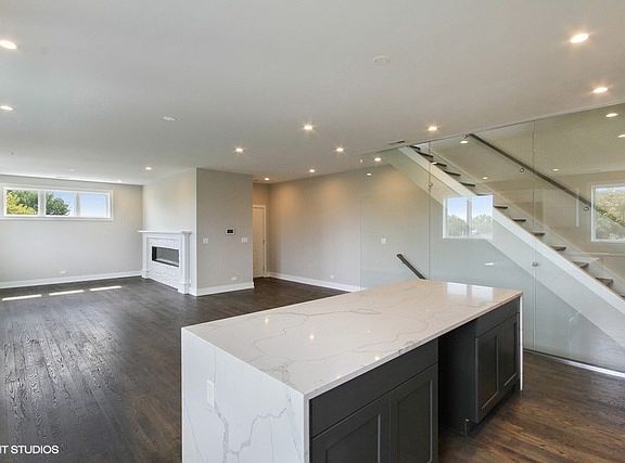 2nd image of 2335 W Montrose Ave #Penthouse