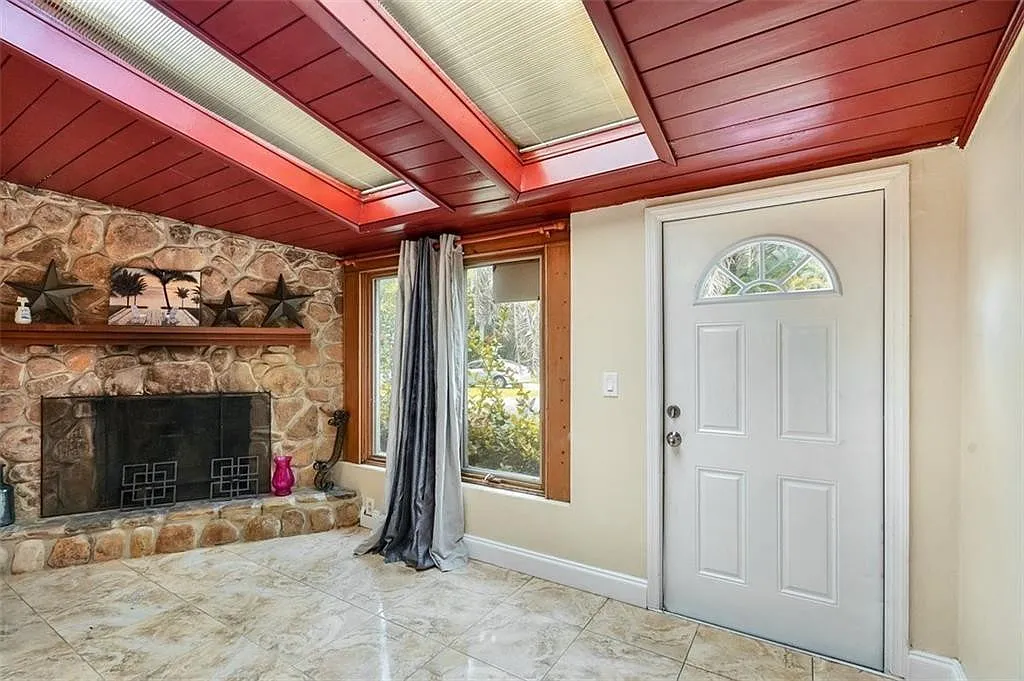 4 bed, 2.0 bath, 2128 sqft, $3,800 — Photo 4