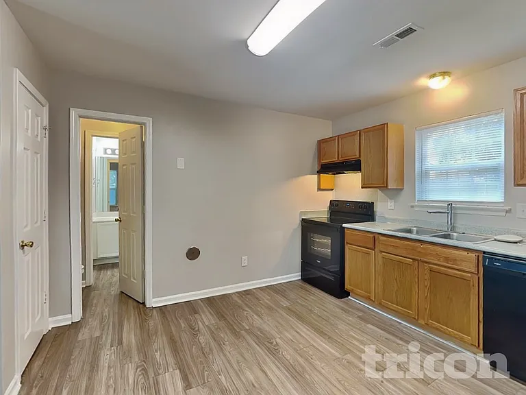 120 Honeywood Ave — Photo 7