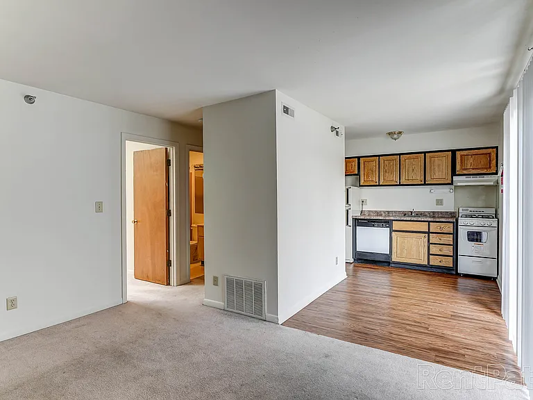 Campus Walk Apartments — Photo 40