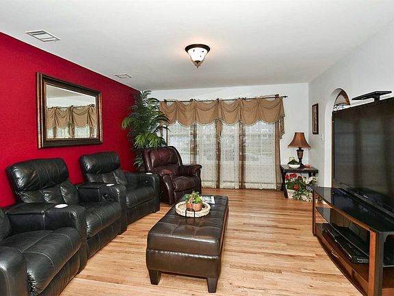3rd image of 140 Kensington Ct