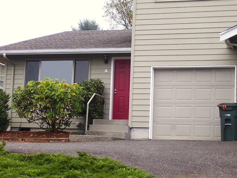 2224 Michigan St — Photo 13