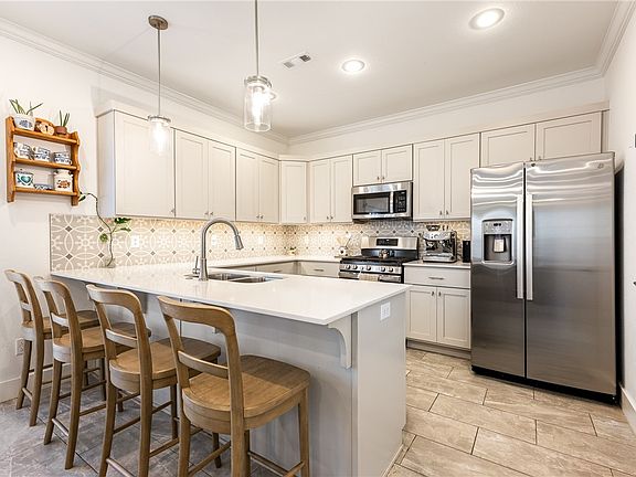 5th image of 113 Dobson St