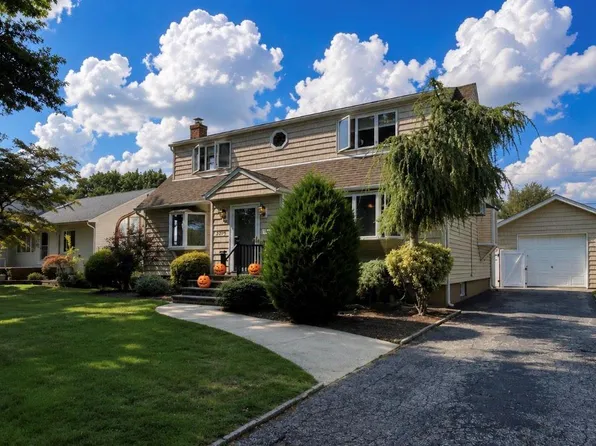3995 New Road, Seaford, NY 11783