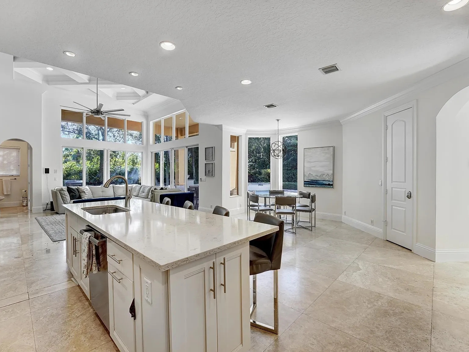 6 bed, 4.5 bath, 4425 sqft, $18,000 — Photo 3