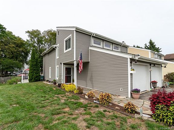 2nd image of 49 Lantern Cir