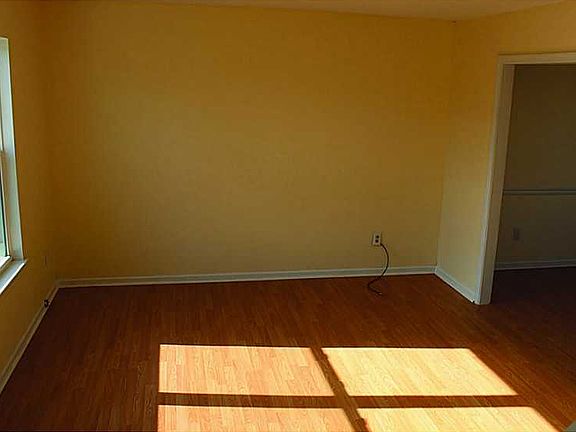 4th image of 912 Woodhue Ct