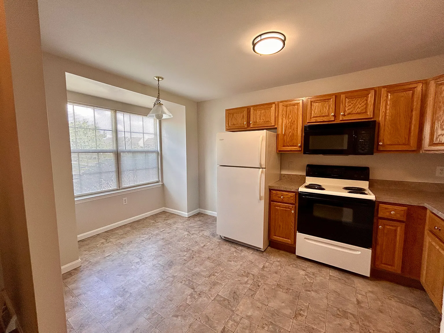 3 bed, 1.5 bath, 1391 sqft, $1,900 — Photo 4