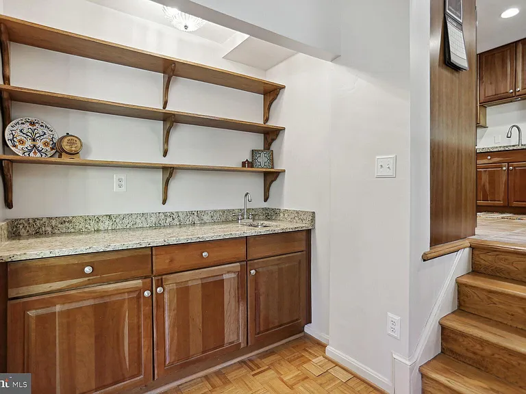 2300 Cheshire Ln — Photo 5