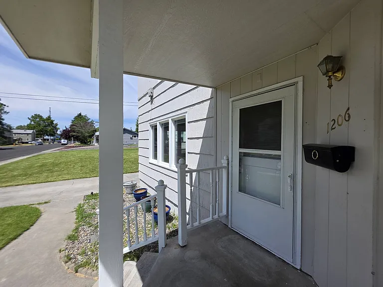 1206 Putnam St — Photo 2
