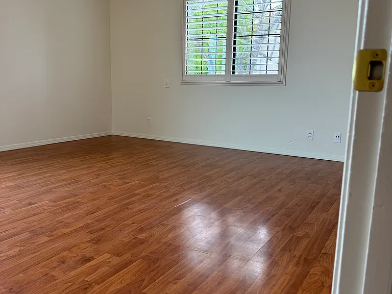 Master Bedroom 15' 9" x 13' 6"