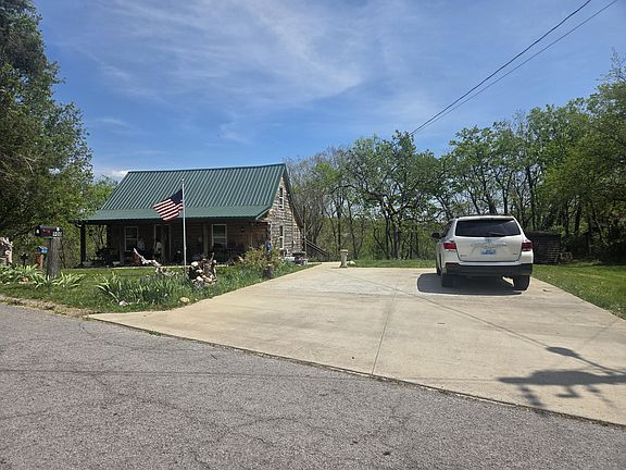 2nd image of 900 Wells Landing Rd