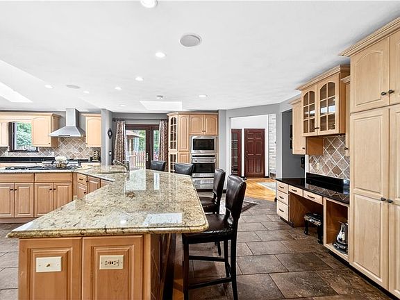 5th image of 9 Sugar Maple Dr