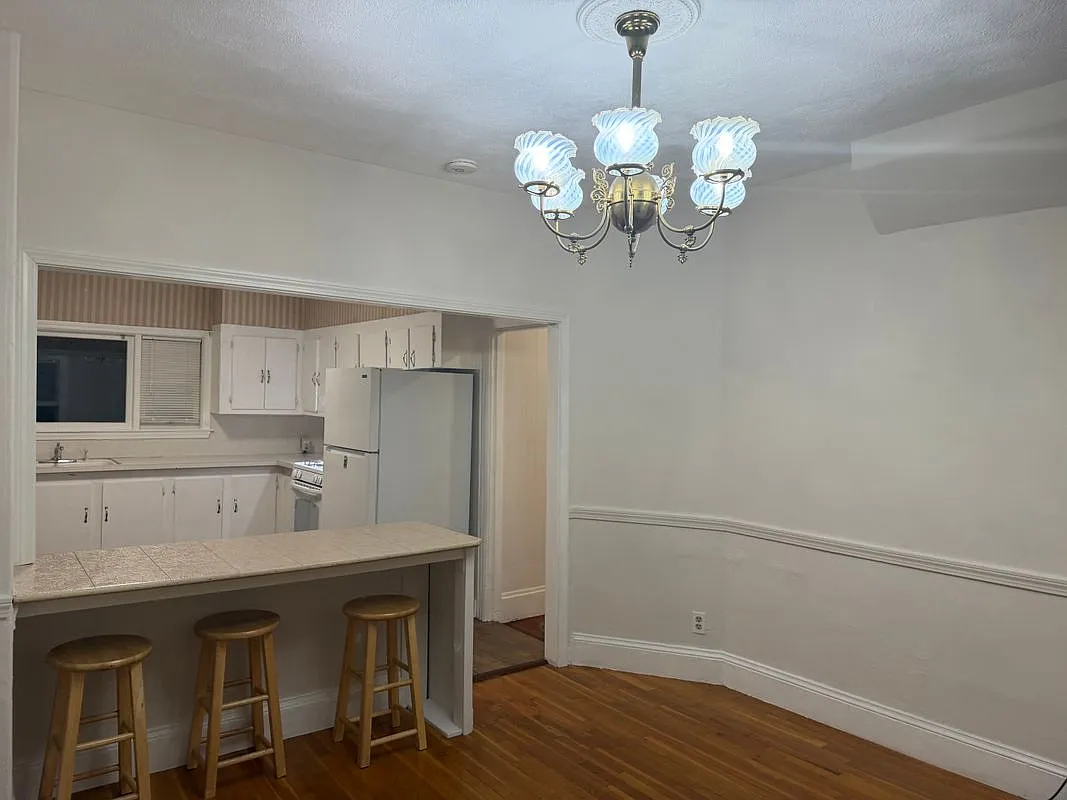 3 bed, 1.0 bath, 1035 sqft, $2,900 — Photo 3