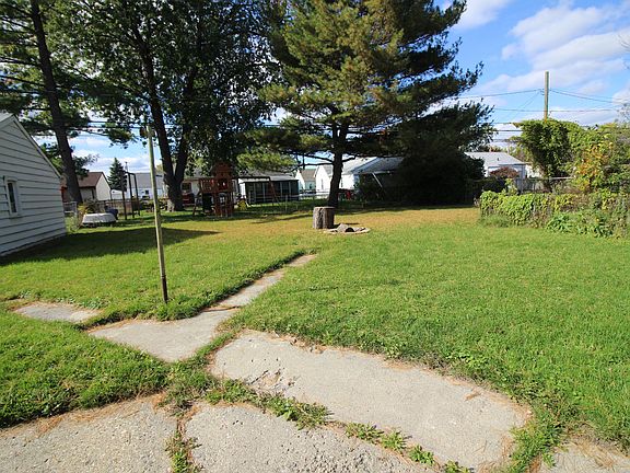 4th image of 28889 Hillview St