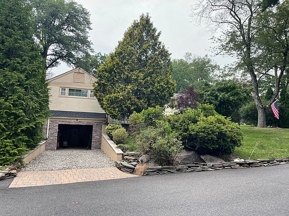 Drive way facing Cul de Sac