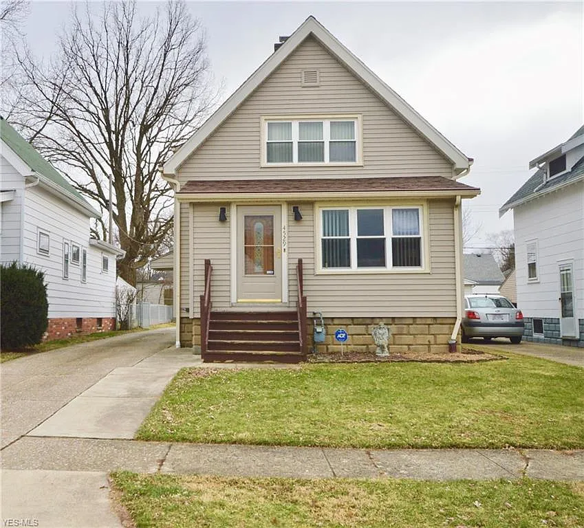 4529 Kenmore Ave photo 1