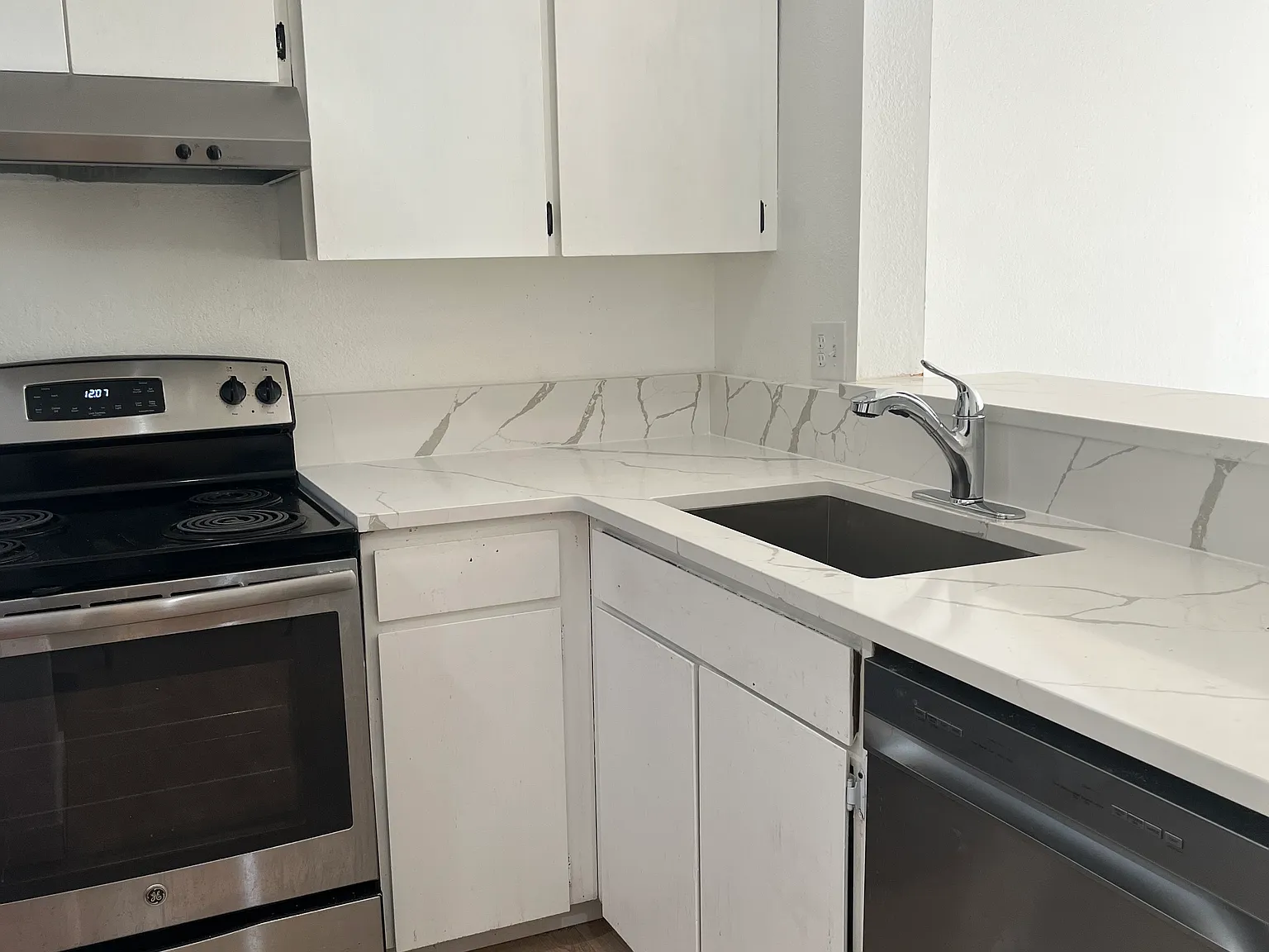 2 bed, 1.5 bath, 1100 sqft, $2,455 — Photo 3
