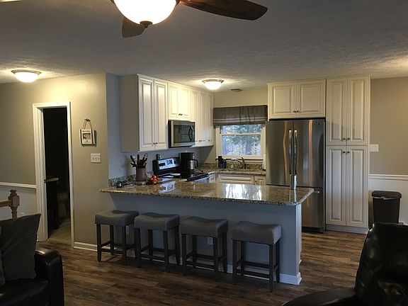 3rd image of 203 Pine Dr
