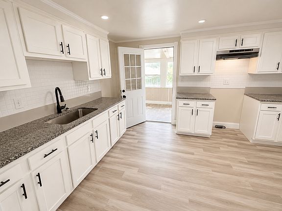 3rd image of 599 Ashwood Rd