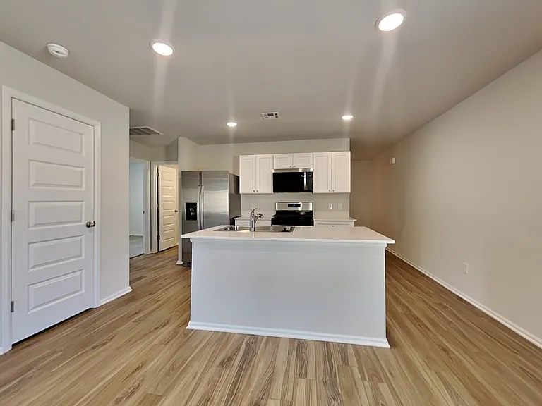 501 Saint Charles Pl — Photo 4
