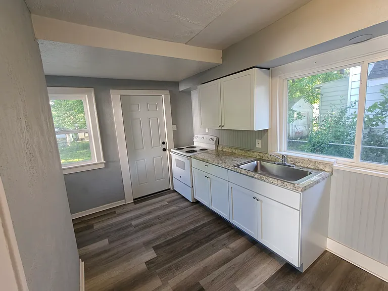 1252 W Waterloo Rd — Photo 9
