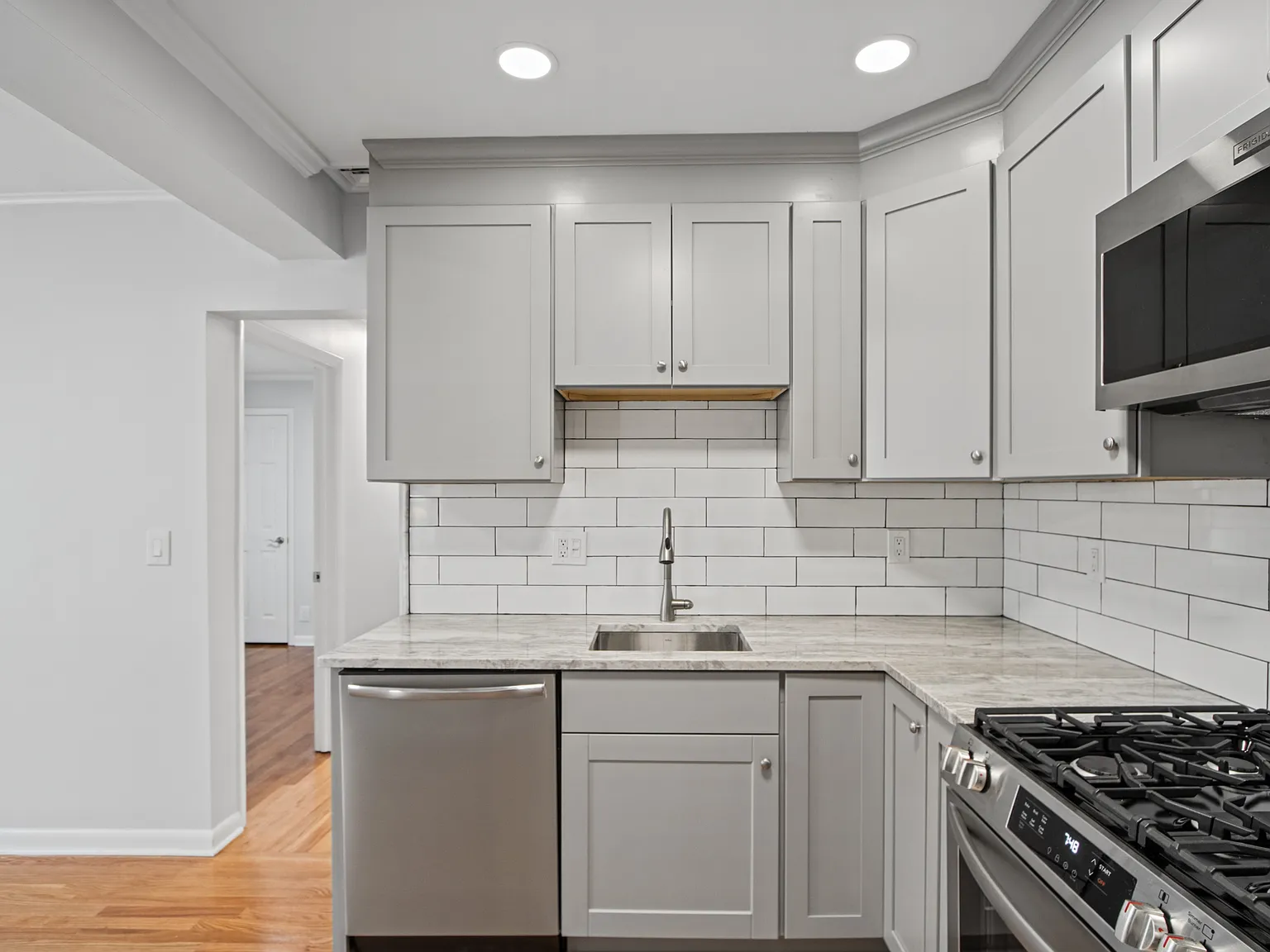 2 bed, 1000 sqft, $2,850 — Photo 3