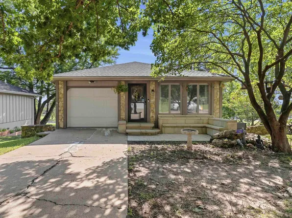 1800 Cedar Crest Dr, Manhattan, KS 66503